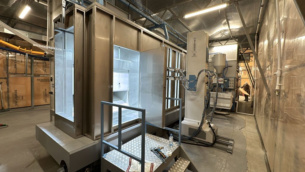 Stainless steel powder enamel booth with integrated sweeping system and fluidized beds